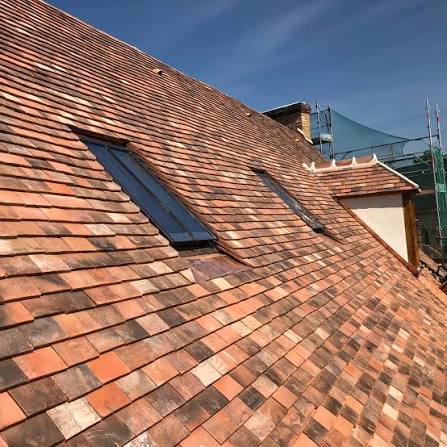 Toiture en tuiles plates neuves avec fenêtres de toit après rénovation complète